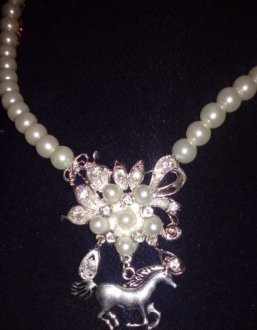 STUNNING HORSE PENDANT WITH WHITE PEARLY NECKLACE